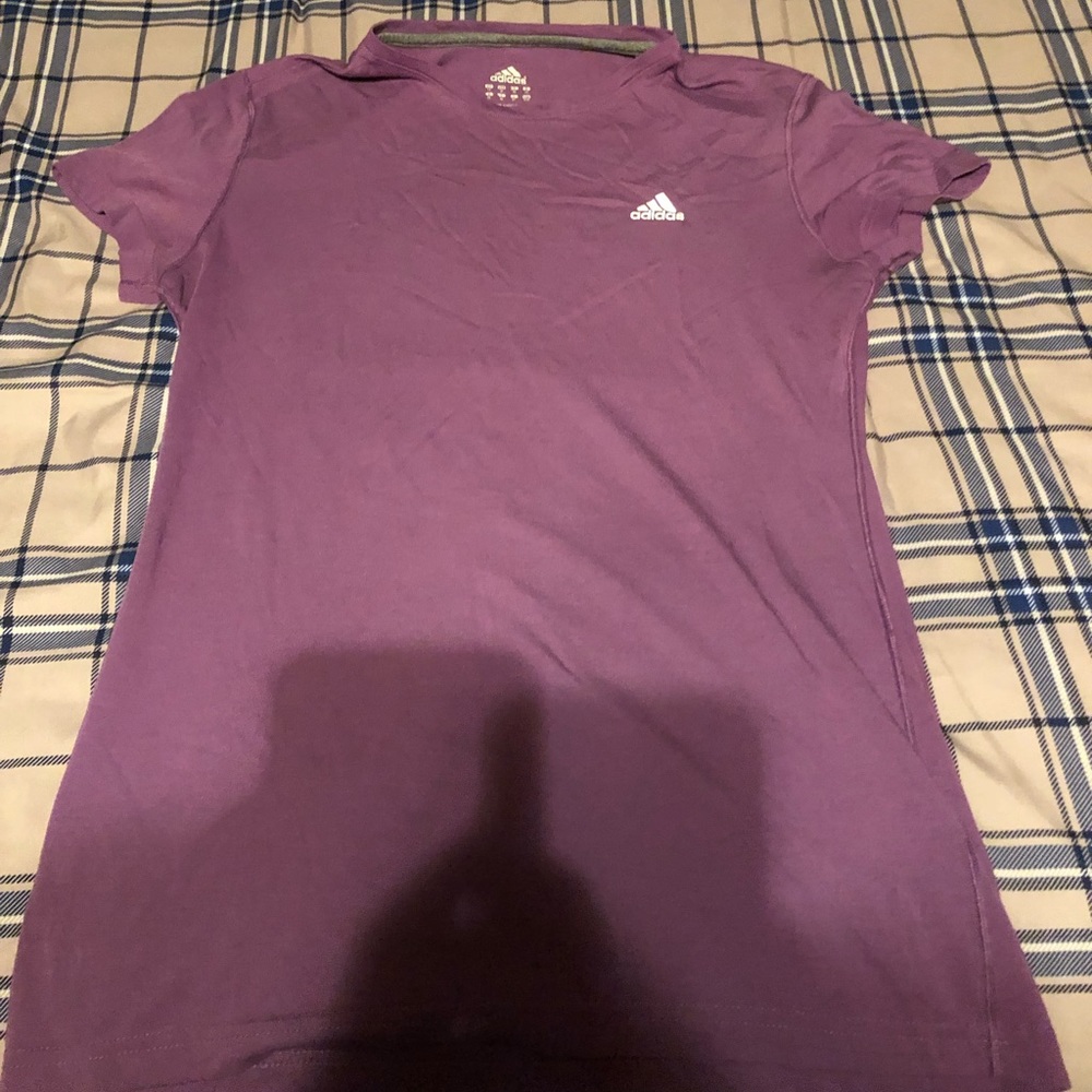 Women med adidas t-shirt